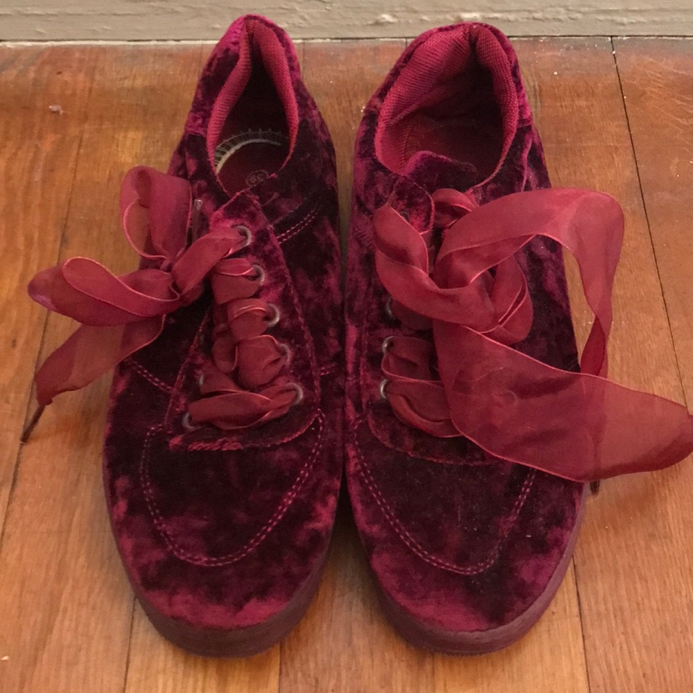 Ideal Shoes Velvet Platform Sneakers